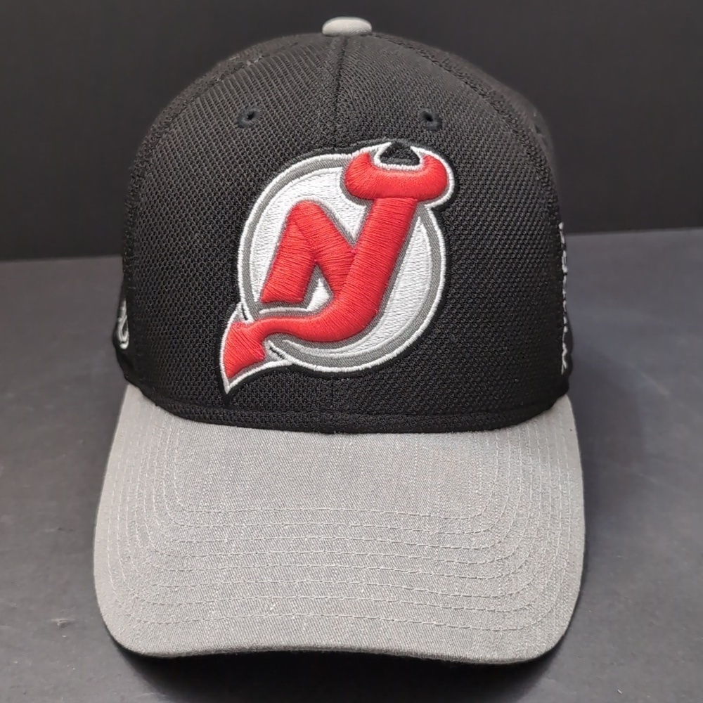 Reebok ,Center Ice Collection , NHL New Jersey Devils Men's Fitted Hat,Size S/M.